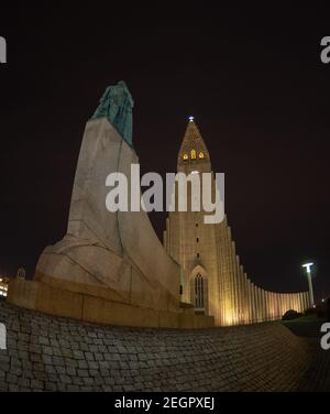 Reykjavik, Islande - 5 décembre 2017 - Statue de la viking Leif Eriksson et cathédrale de Hallgrimskirkja la nuit à Reykjavik, Islande Banque D'Images