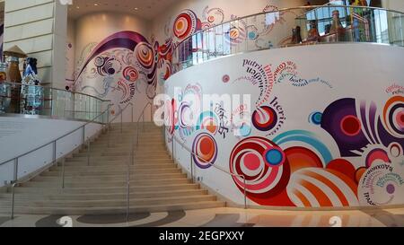 USA, Atlanta - 23 août 2014 - des mots colorés ornent les murs du hall d'entrée de Coca Cola, plan horizontal Banque D'Images