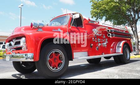 USA, fort Lauderdale - 21 mai 2017 - Red 1956 Ford F800 Grand camion de pompier de Job brille sous le soleil à l'exposition automobile vintage en Floride Banque D'Images