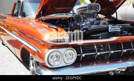 États-Unis, fort Lauderdale - 21 mai 2017 - lowrider orange brillant avec gros moteur chromé Banque D'Images