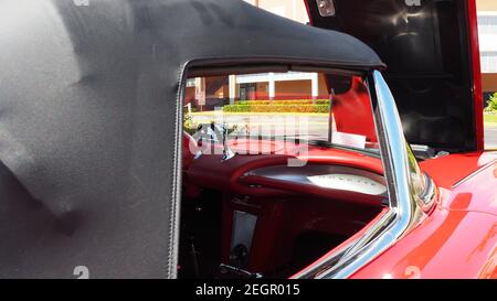 États-Unis, fort Lauderdale - 21 mai 2017 - Tableau de bord de la Corvette de Chevrolet cabriolet rouge 1957 Banque D'Images