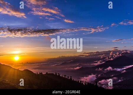 Différentes vues d'un coucher de soleil de mousson, Himachal Banque D'Images