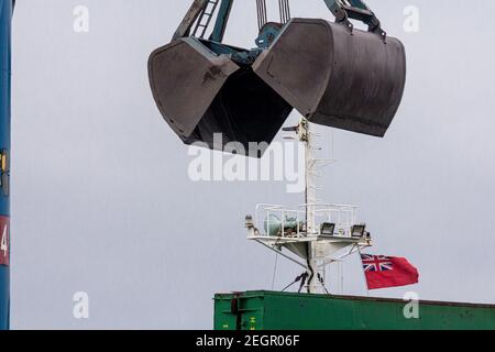 Port de Tyne, Angleterre. 18 février 2021. Chargement du dernier charbon du Nord-est destiné à l'exportation vers l'Europe continentale. Un moment historique dans la transition d'une région loin des combustibles fossiles. Le nord-est de l'Angleterre avec les champs de charbon de Northumberland et Durham est imprégné de l'histoire minière. Crédit : CIC de la majorité mondiale/Alamy Live News Banque D'Images