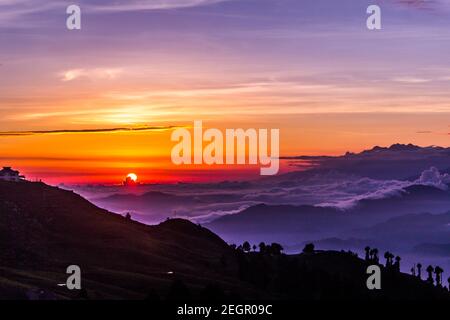 Différentes vues d'un coucher de soleil de mousson, Himachal Banque D'Images