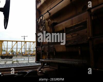USA, fort Lauderdale - 12 novembre 2019 - dos d'un contenant rouillé transporté par train dans le sud de la Floride Banque D'Images