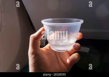 Une tasse d'eau dans l'avion pendant le repas du vol Banque D'Images