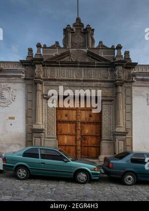 Guatemala, Antigua - 26 mai 2019 - Musée colonial avec murs ornés, sculptures en pierre et porte en bois Banque D'Images