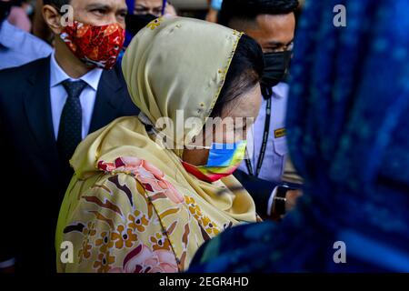 Kuala Lumpur, Malaisie. 18 février 2021. Rosmah Mansor, épouse de l'ancien Premier ministre malaisien Najib Razak, arrive au comte à Kuala Lumpur, en Malaisie, le 18 février 2021. Rosmah Mansor a reçu l'ordre d'entrer en défense jeudi pour des accusations de corruption liées à un projet d'énergie solaire pour les écoles rurales. Credit: Chong Voon Chung/Xinhua/Alay Live News Banque D'Images