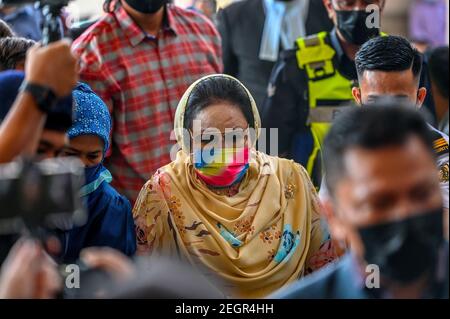 Kuala Lumpur, Malaisie. 18 février 2021. Rosmah Mansor, épouse de l'ancien Premier ministre malaisien Najib Razak, arrive au comte à Kuala Lumpur, en Malaisie, le 18 février 2021. Rosmah Mansor a reçu l'ordre d'entrer en défense jeudi pour des accusations de corruption liées à un projet d'énergie solaire pour les écoles rurales. Credit: Chong Voon Chung/Xinhua/Alay Live News Banque D'Images