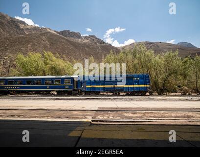 Pérou, Machupicchu - 25 septembre 2019 - train Blue Incarail à la gare Oyantaytambo, chaîne de montagnes sous ciel bleu Banque D'Images