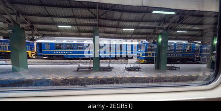 Pérou, Machupicchu - 25 septembre 2019 - Blue Perurail trains arrivant à la gare de Machupicchu Banque D'Images