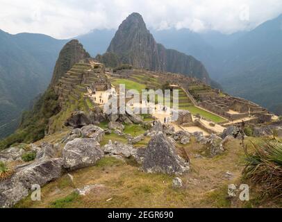 Vue sur le Macupicchu avec la montagne Waynapicchu en arrière-plan Banque D'Images