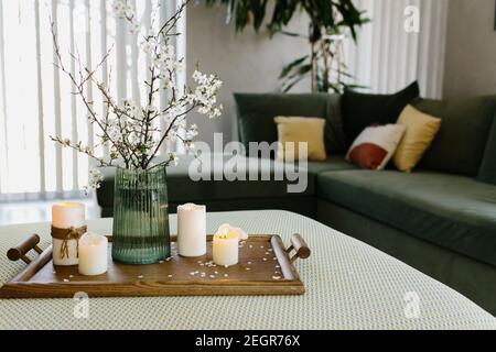 Intérieur de la maison. Bougies relaxantes. La couleur de l'arbre des pommes a volé. Arrière-plan flou Banque D'Images