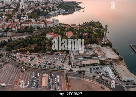 Vue aérienne de drone de stationnement par ferry port pomoraca parc Avant le lever du soleil le matin en Croatie Banque D'Images