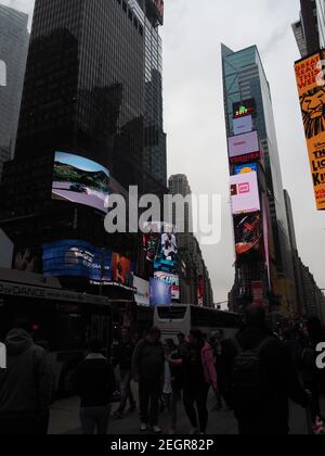 Manhattan, New York - 21 avril 2017 - les gens marchent à côté des bus à Times Square à New York Banque D'Images