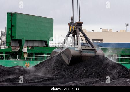 Port de Tyne, Angleterre. 18 février 2021. Chargement du dernier charbon du Nord-est destiné à l'exportation vers l'Europe continentale. Un moment historique dans la transition d'une région loin des combustibles fossiles. Le nord-est de l'Angleterre avec les champs de charbon de Northumberland et Durham est imprégné de l'histoire minière. Crédit : CIC de la majorité mondiale/Alamy Live News Banque D'Images