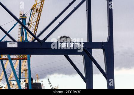 Port de Tyne, Angleterre. 18 février 2021. Chargement du dernier charbon du Nord-est destiné à l'exportation vers l'Europe continentale. Un moment historique dans la transition d'une région loin des combustibles fossiles. Le nord-est de l'Angleterre avec les champs de charbon de Northumberland et Durham est imprégné de l'histoire minière. Crédit : CIC de la majorité mondiale/Alamy Live News Banque D'Images