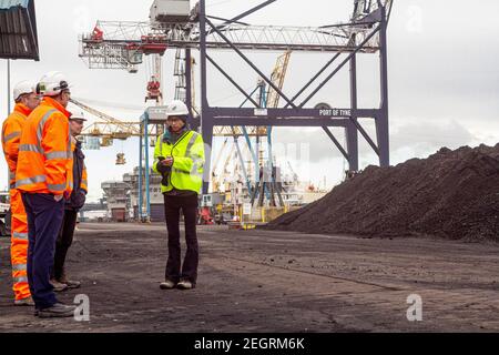 Port de Tyne, Angleterre. 18 février 2021. Chargement du dernier charbon du Nord-est destiné à l'exportation vers l'Europe continentale. Un moment historique dans la transition d'une région loin des combustibles fossiles. Le nord-est de l'Angleterre avec les champs de charbon de Northumberland et Durham est imprégné de l'histoire minière. Crédit : CIC de la majorité mondiale/Alamy Live News Banque D'Images