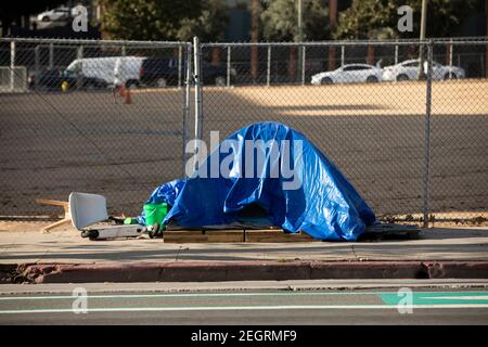 Un campement pour sans-abri se trouve dans une rue du centre-ville de Los Angeles, Californie, États-Unis. Banque D'Images