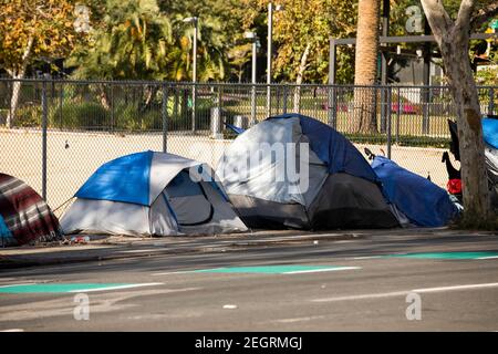 Un campement pour sans-abri se trouve dans une rue du centre-ville de Los Angeles, Californie, États-Unis. Banque D'Images