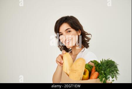 Brunette dans un T-shirt blanc mangeant des aliments sains Banque D'Images