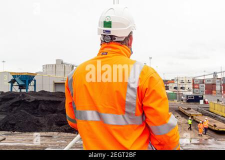 Port de Tyne, Angleterre. 18 février 2021. Chargement du dernier charbon du Nord-est destiné à l'exportation vers l'Europe continentale. Un moment historique dans la transition d'une région loin des combustibles fossiles. Le nord-est de l'Angleterre avec les champs de charbon de Northumberland et Durham est imprégné de l'histoire minière. Crédit : CIC de la majorité mondiale/Alamy Live News Banque D'Images