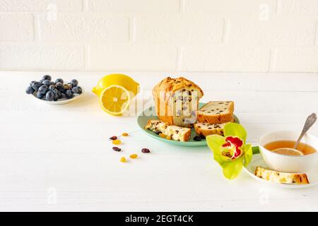 Pain de gâteau frais maison avec raisins secs. Un régal traditionnel pour le thé ou le café. Livre de gâteau. Délicieux petit déjeuner Banque D'Images