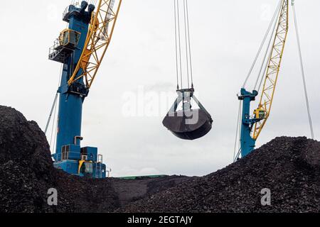 Port de Tyne, Angleterre. 18 février 2021. Chargement du dernier charbon du Nord-est destiné à l'exportation vers l'Europe continentale. Un moment historique dans la transition d'une région loin des combustibles fossiles. Le nord-est de l'Angleterre avec les champs de charbon de Northumberland et Durham est imprégné de l'histoire minière. 1 crédit : CIC de la majorité mondiale/Alamy Live News Banque D'Images