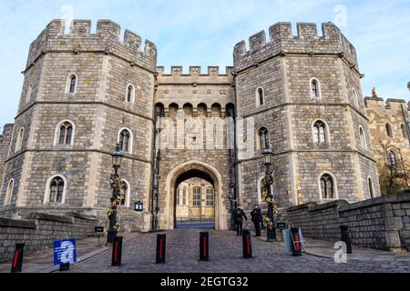 Accès restreint au château de Windsor protégé par la police et les bloqueurs de véhicules Banque D'Images