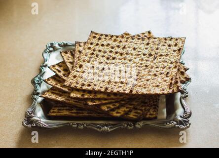 Groupe Matzah, placé dans un plateau d'argent spécial pour les vacances juives de pesach Banque D'Images