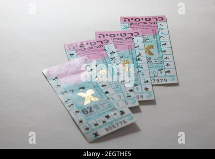 jérusalem-israël. 26-10-2020. Vieux billets pour les jeunes et les adultes pour voyager aux bus Egged à Jérusalem, sur fond blanc Banque D'Images