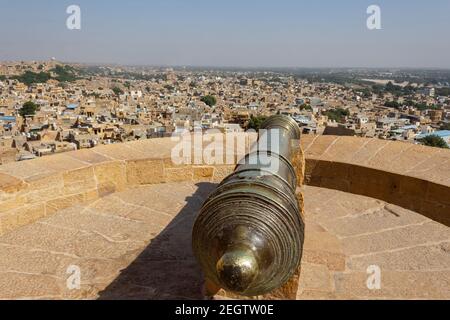 Canon au sommet du fort de Jaisalmer, Jaisalmer, Rajasthan, Inde. Banque D'Images