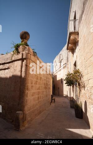 Vue sur la rue vide par temps ensoleillé. Malte, Rabat Banque D'Images