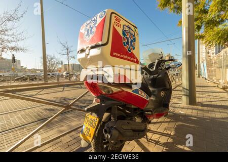 jérusalem-israël.14-02-2021. Une motocyclette de Rescue Union est garée près des voies du rail léger Banque D'Images