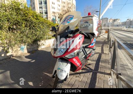 jérusalem-israël.14-02-2021. Une motocyclette de Rescue Union est garée près des voies du rail léger Banque D'Images