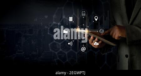 Technologie sur Internet des objets concept homme utiliser un smartphone avec IOT, Internet des objets Internet au travail Smart City et IoT Banque D'Images