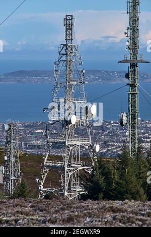 Vue rapprochée de l'antenne de l'émetteur de Three Rock TV vue depuis le château de Fairy (Two Rock Mountain), Dublin Mountains, Irlande. Tour cellulaire unique Banque D'Images