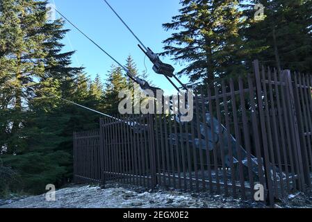 Vue rapprochée des câbles de type et des ancrages de l'antenne de l'émetteur Three Rock TV au château de Fairy (Two Rock Mountain), dans les montagnes de Dublin, en Irlande. Horizontale Banque D'Images