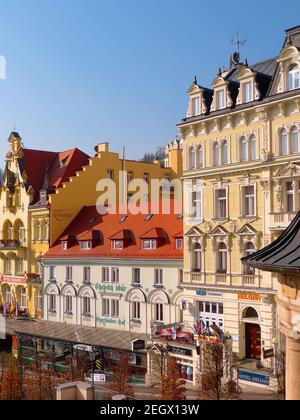 KARLOVY VARY, RÉPUBLIQUE TCHÈQUE - 12 MARS 2014 : vue sur les hôtels, un restaurant, de petits commerces. Beaux bâtiments aux couleurs vives. Le centre historique Banque D'Images
