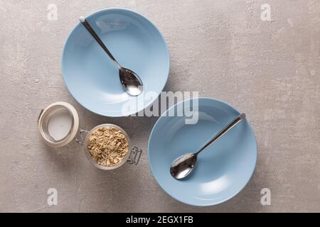 Petit déjeuner sain sur des assiettes bleues Banque D'Images