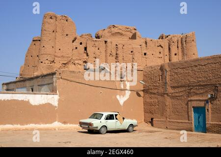 La grande forteresse jaune a été construite au XIe siècle pendant la période Seljuk. Le château de brique de boue est maintenant en ruines. Semnan, Iran. Banque D'Images