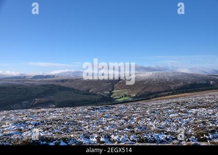 Vue panoramique spectaculaire sur les montagnes Wicklow en hiver, vue depuis le château de Fairy (Two Rock Mountain), les montagnes de Dublin, en Irlande, par temps froid et ensoleillé. Irlandais Banque D'Images