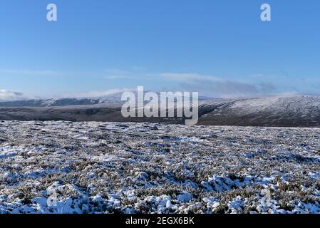 Belle vue panoramique sur les montagnes Wicklow en hiver vue depuis le château de Fairy (Two Rock Mountain), les montagnes de Dublin, Irlande par temps froid et ensoleillé Banque D'Images