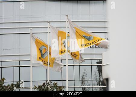 Dossier photo datejanvier 6, 2011 des drapeaux de Renault devant son siège à Boulogne-Billancourt, France. Le constructeur automobile français Renault a déclaré vendredi qu'il avait enregistré une perte record en 2020 alors que la pandémie du coronavirus a atteint ses performances et qu'elle semblait également sur le point de peser sur les perspectives cette année. Renault a déclaré dans une déclaration qu'elle avait enregistré une perte nette de 8.05 milliards d'euros (9.7 milliards de dollars) l'an dernier, contre un bénéfice net de 19 millions d'euros en 2019. Photo de David Fritz/ABACAPRESS.COM Banque D'Images