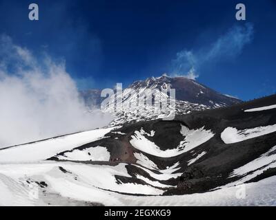 Avril 2019 Mont Etna: Neige sur lave trempée chaude près de Rifugio Sapienza. Les touristes sont autorisés à se promener. Banque D'Images