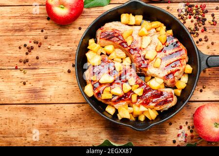 Steak de viande frit avec pomme caramélisée. Nourriture d'automne. Banque D'Images