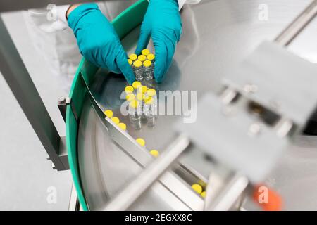 Photo du nouveau vaccin à coronavirus Janssen, JNJ-78436735 ou Ad26.COV2.S., datée du 7 juillet 2020 Les essais cliniques ont montré qu'une seule dose du vaccin avait un taux d'efficacité pouvant atteindre 72 pour cent. Janssen Pharmaceutica est une division belge de Johnson & Johnson. L'Agence européenne du médicament (EMA) devrait approuver le vaccin COVID-19 mis au point par Johnson & Johnson d'ici mars. Photo de Cheryl Gerber via ABACAPRESS.COM Banque D'Images