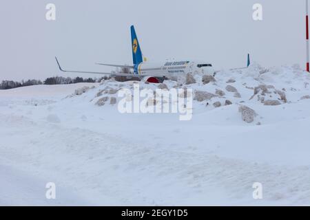 Ukraine, Kiev - 12 février 2021 : avions à l'hiver. Avion. Il y a beaucoup de neige à l'aéroport. Mauvais temps et visibilité. Blocs de neige. Neige Banque D'Images