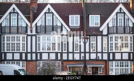 Extérieur des maisons de style Tudor Revival à Queen's Elm Square Autour de Chelsea à Londres Banque D'Images