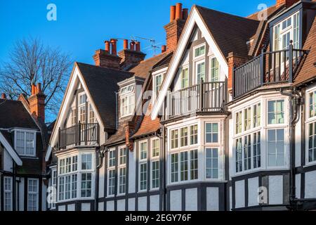 Extérieur des maisons de style Tudor Revival à Queen's Elm Square Autour de Chelsea à Londres Banque D'Images